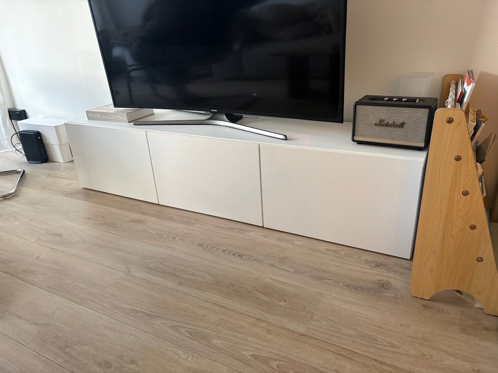 BESTÅ Banc TV avec portes, blanc, 180x42x38 cm, Bricolage & Construction, Comme neuf, Enlèvement, Moins de 5 m², 50 à 150 cm