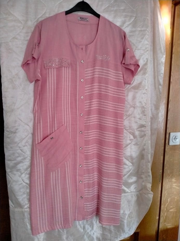 Losse roze jurk,met knopen,versierd met strass,maat:2XL., Kleding | Dames, Jurken, Maat 46/48 (XL) of groter, Nieuw, Ophalen of Verzenden