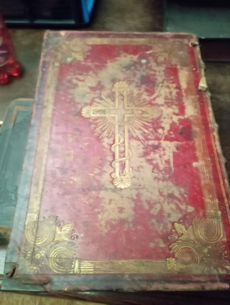 Antieke kerkboek uit 1835 missale Romanum, Ophalen
