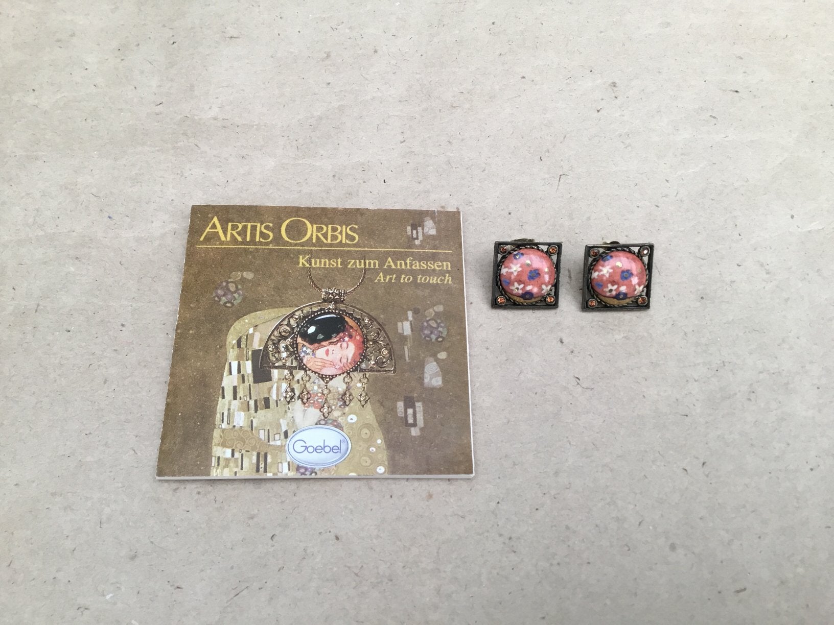 Boucles d'oreilles Artis Orbis Goebel The Kiss Gustave Klimt, Enlèvement ou Envoi, Comme neuf, Autres matériaux, Puces ou Clous