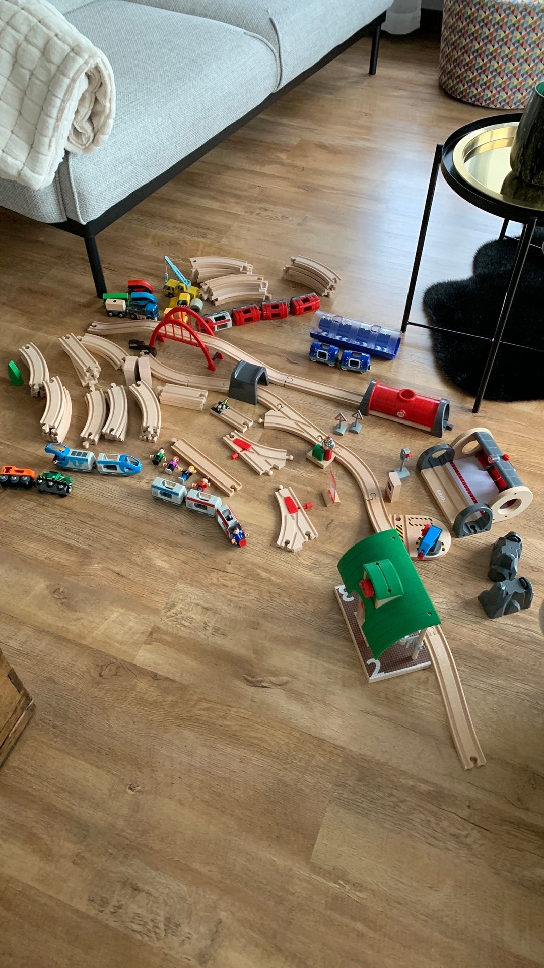 Brio houten trein met rails, stations, locomotieven, naald, Kinderen en Baby's, Ophalen of Verzenden, Zo goed als nieuw