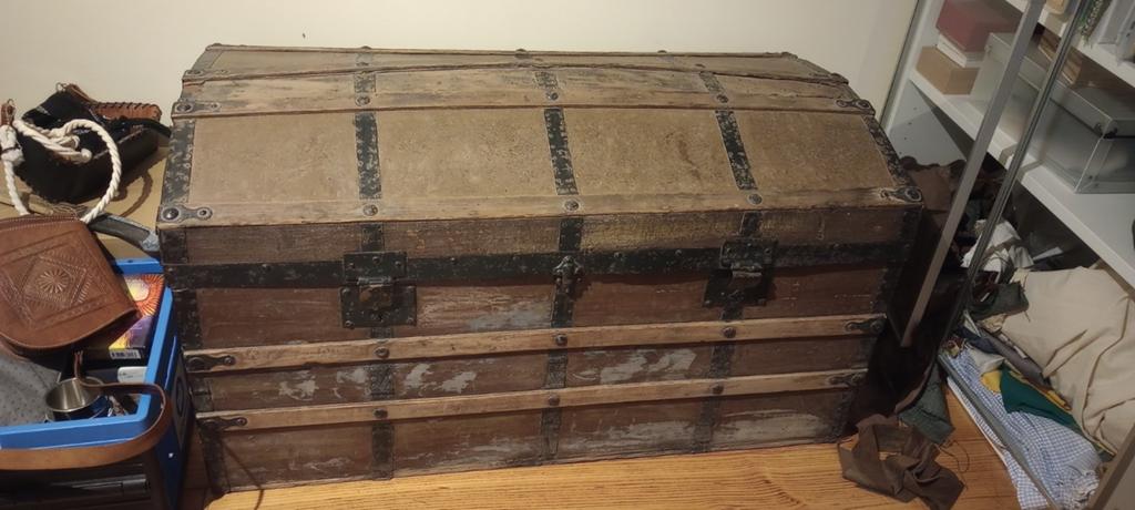 Coffre antique, Huis en Inrichting, Woonaccessoires | Kisten, Ophalen