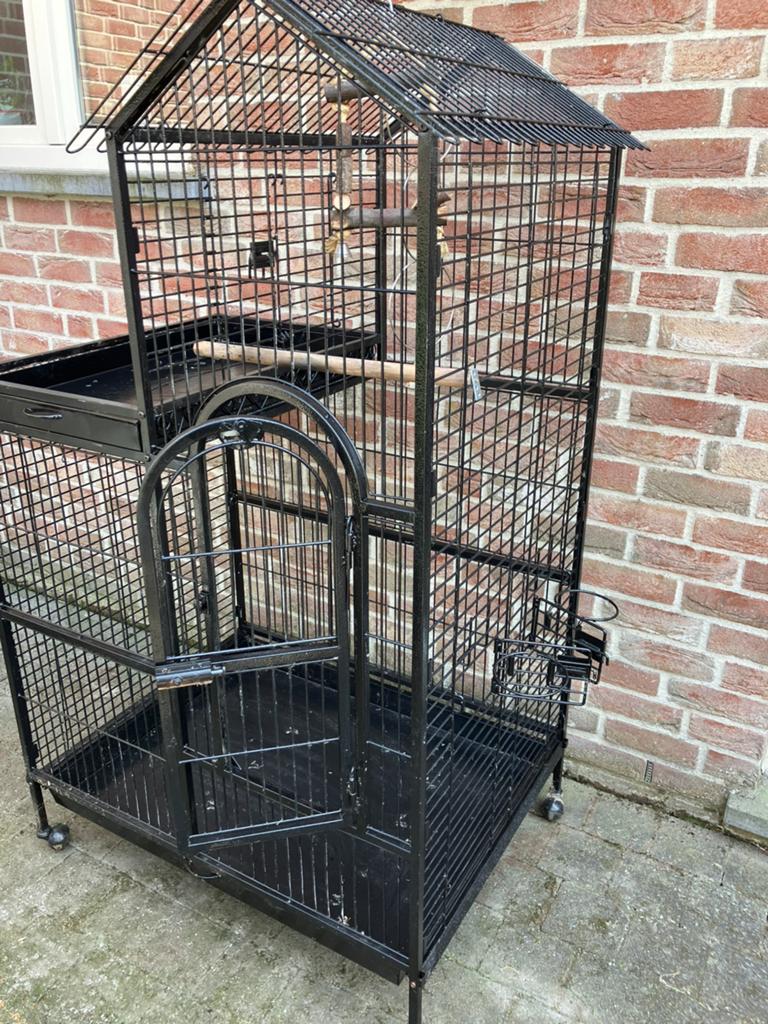 LUXE PAPEGAAIENKOOI " KASTEELTJE" MET TOEBEHOREN  170 EURO, Dieren en Toebehoren, Ophalen, Zo goed als nieuw, Metaal, Volière