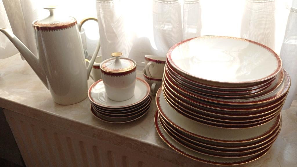vintage porselein servies met rood en gouden randjes, Ophalen