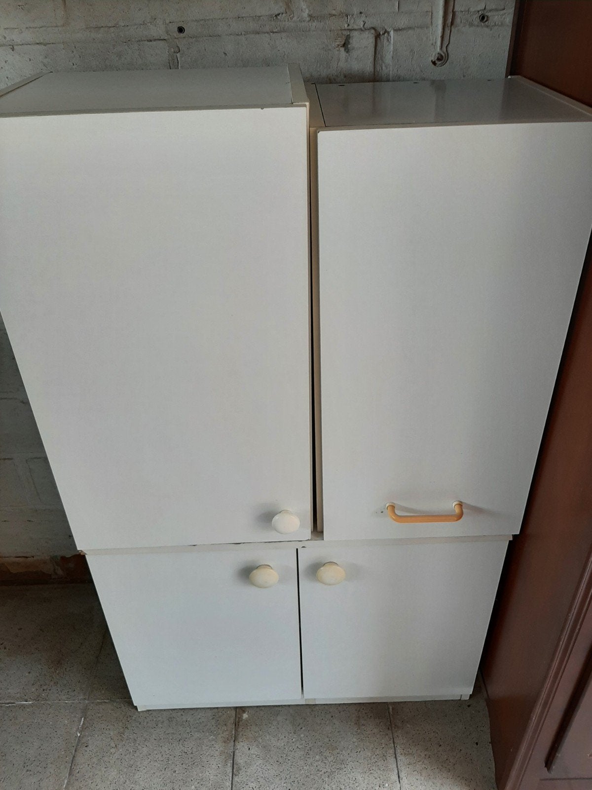 Petites armoires blanches, Enlèvement