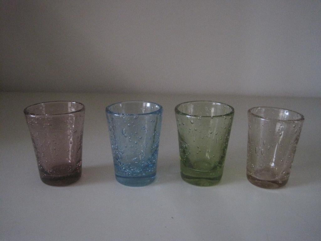4 verres BIOT colorés vintage, marqués, soufflés, Antiquités & Art, Antiquités | Verre & Cristal, Enlèvement ou Envoi