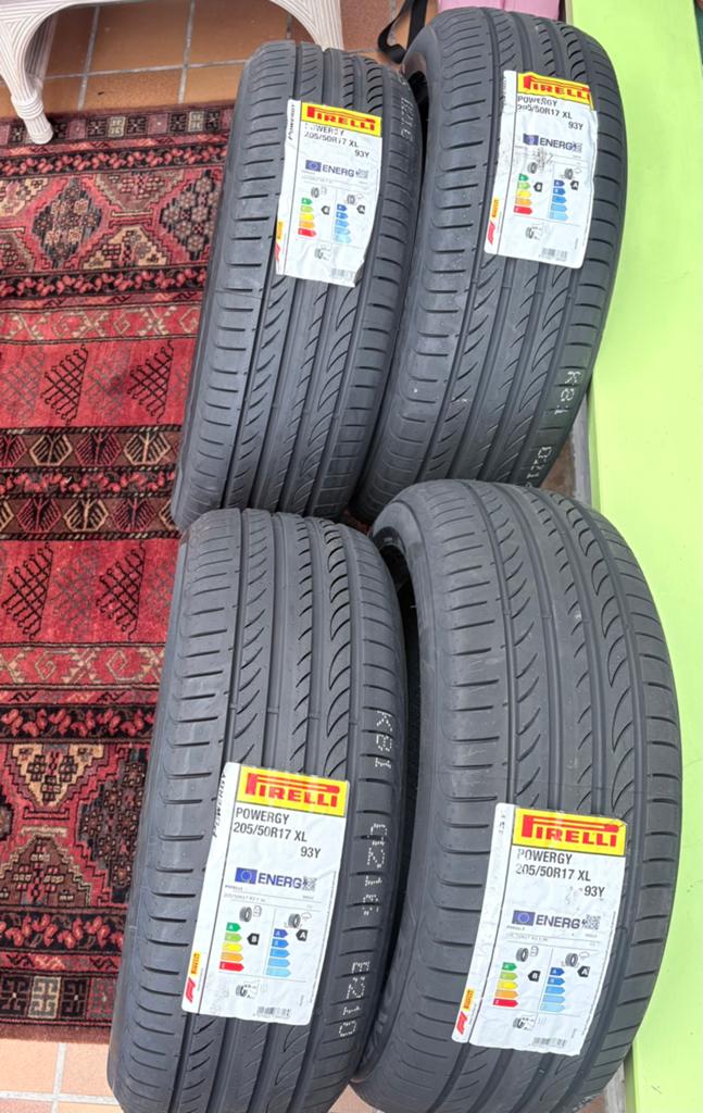 Nieuw Pirelli 205/50/17 banden, Ophalen, Band(en)