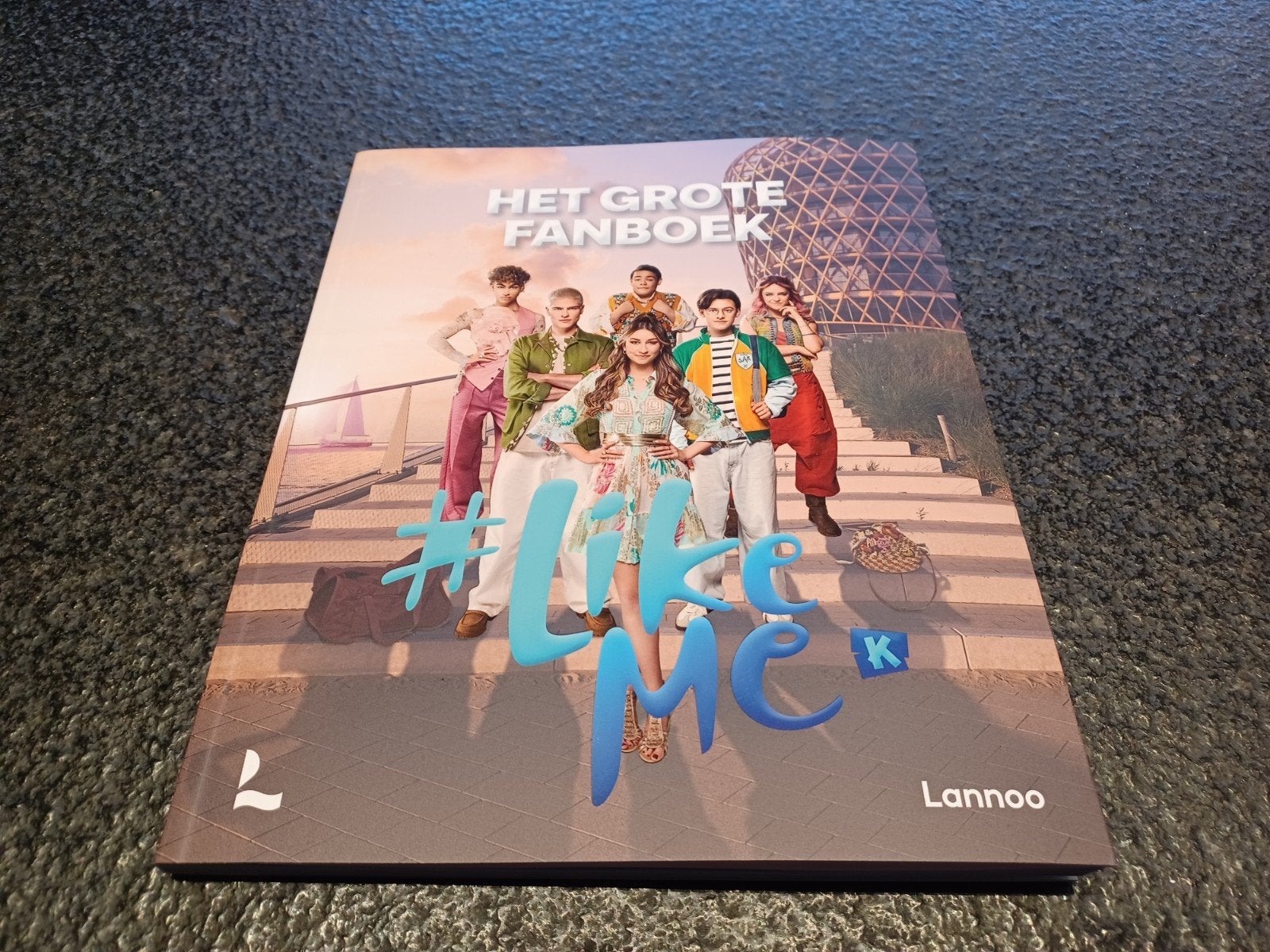 Like me, het grote fanboek, Ophalen