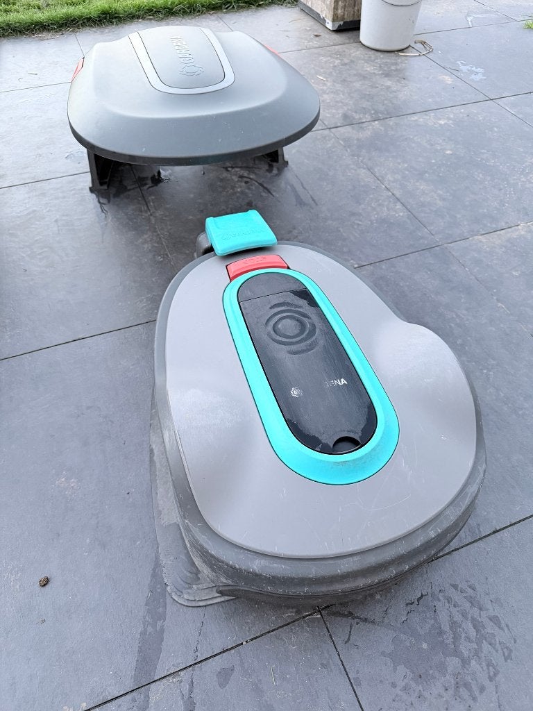 Robot tondeuse Gardena Sileno life 750 m² (2022) + abri, Jardin & Terrasse, Enlèvement, Utilisé, 20 à 25 cm, Contrôlable via l'application