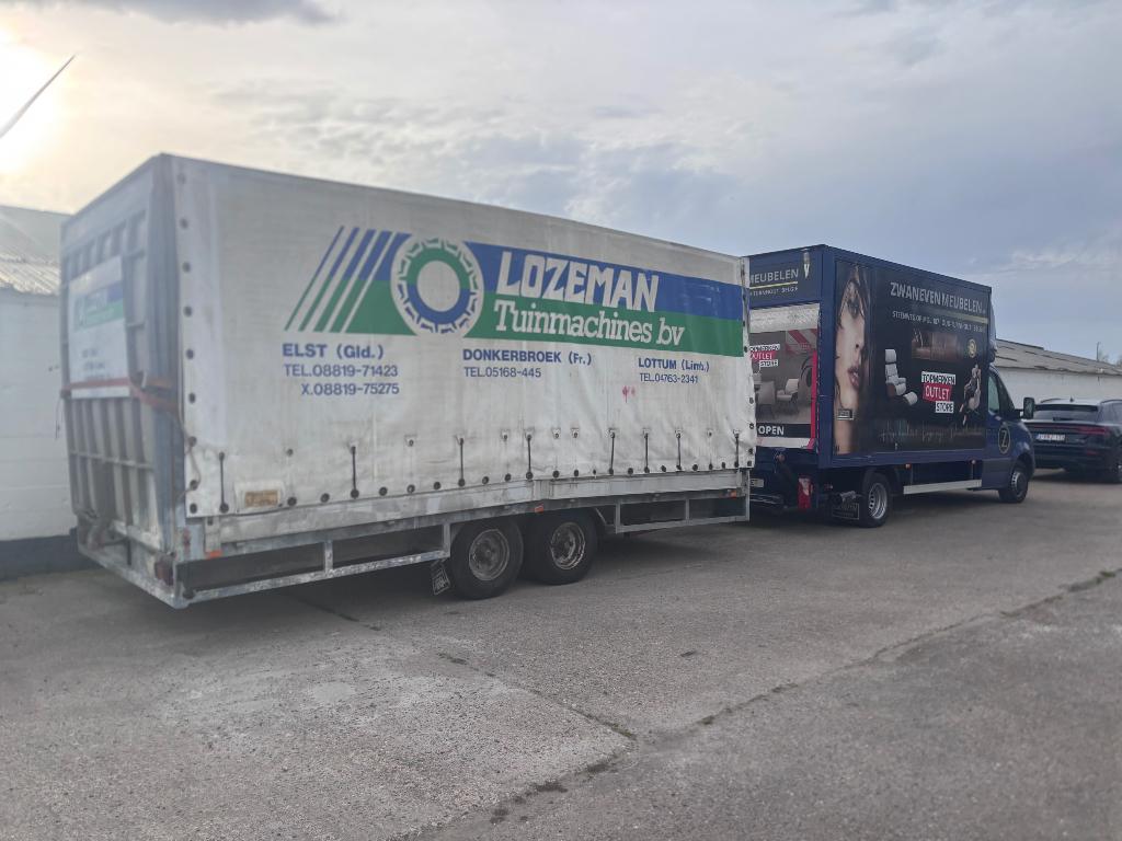 Grote gesloten machinetransporter of aanhangwagen, Ophalen, Gebruikt
