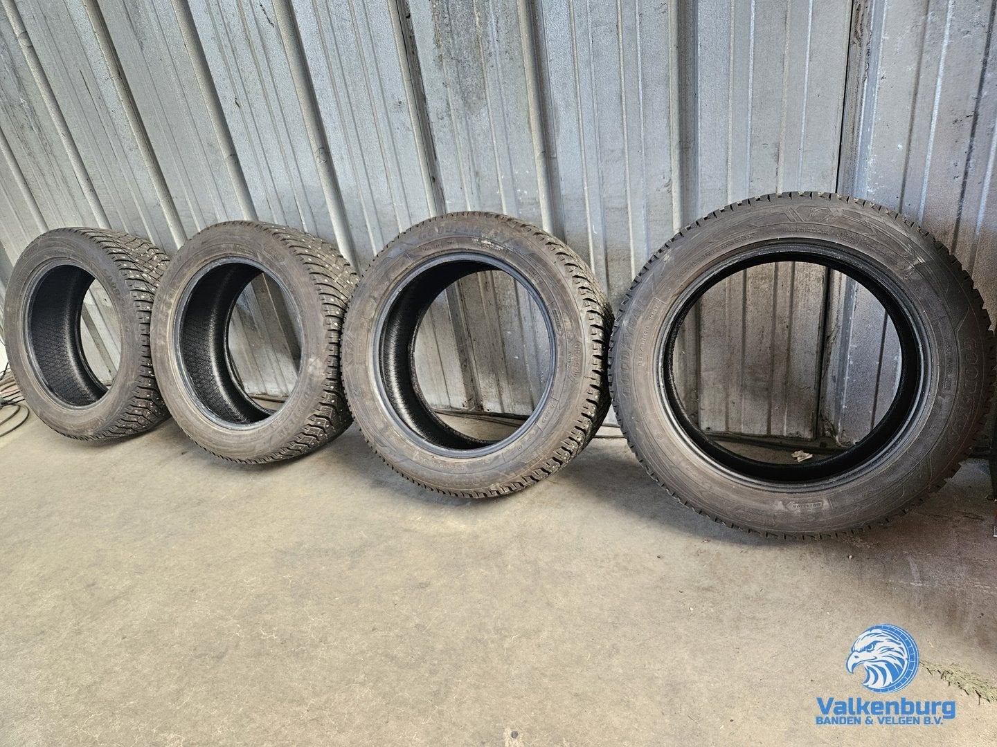 8mm! SPIJKERbanden Winterbanden 235/55R18 Goodyear UltraGrip, Auto-onderdelen, Banden en Velgen, 18 inch, Gebruikt, -, -