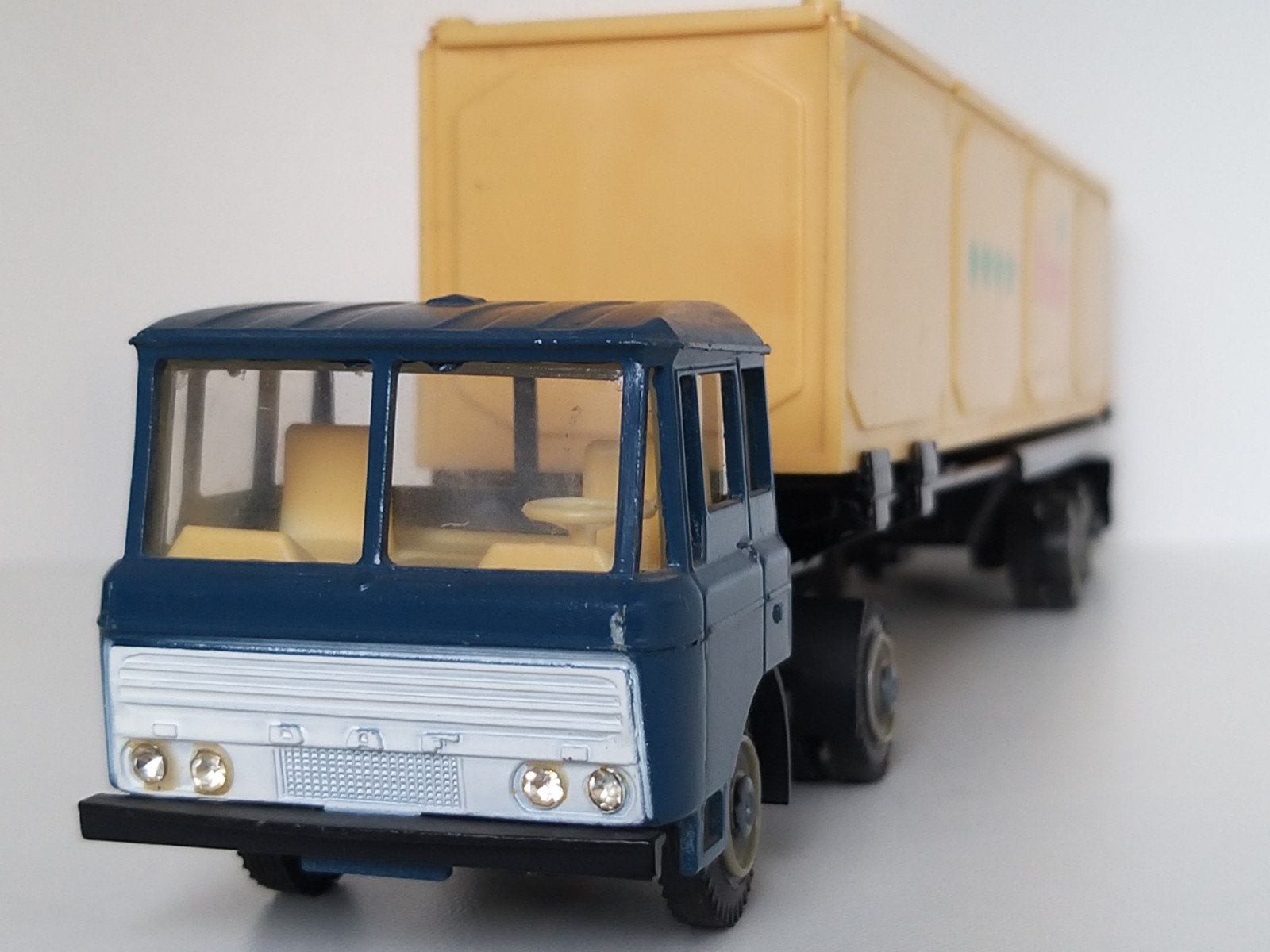 DAF F2600 trekker met containeroplegger "Remia - Den Dolder", Enlèvement ou Envoi