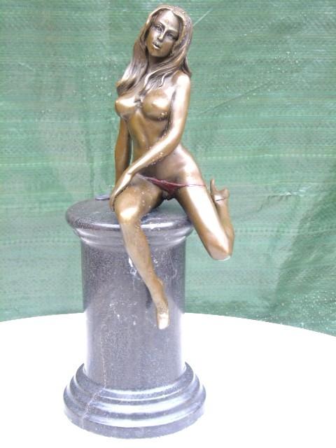 femme nue au string rouge en bronze signé, MAVCHI, Antiquités & Art, Enlèvement ou Envoi, Bronze