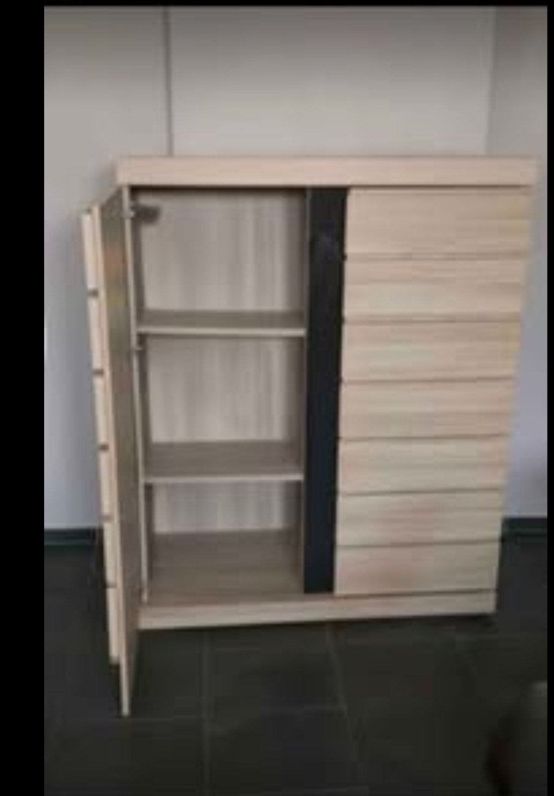 Meuble 2 portes avec étagère en bois 

Longueur 130 cm
Haute, Enlèvement
