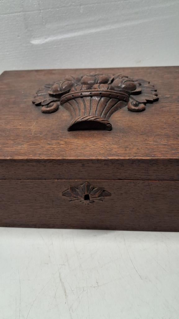 Naaidloos, houten doos met snijwerk., Ophalen