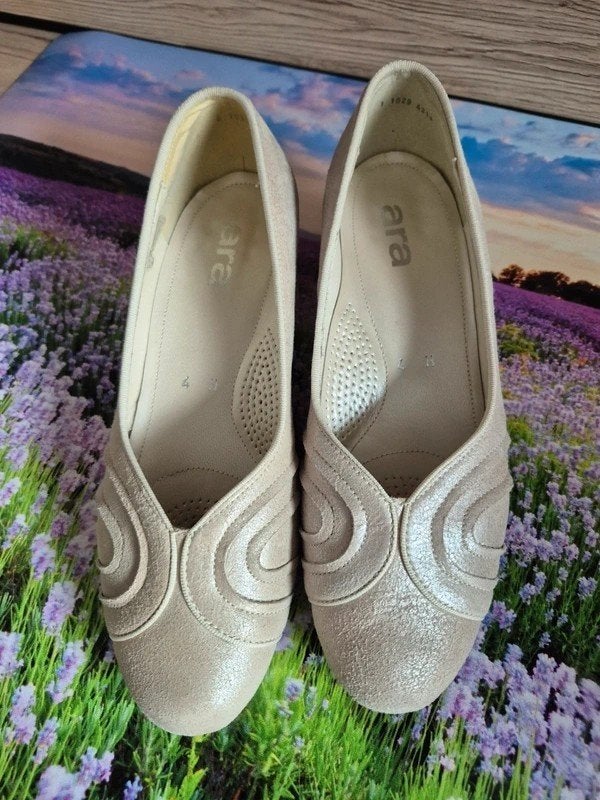 Beige suède pumps Ara maat 4 (37), Pumps, Beige, Ophalen of Verzenden, Zo goed als nieuw