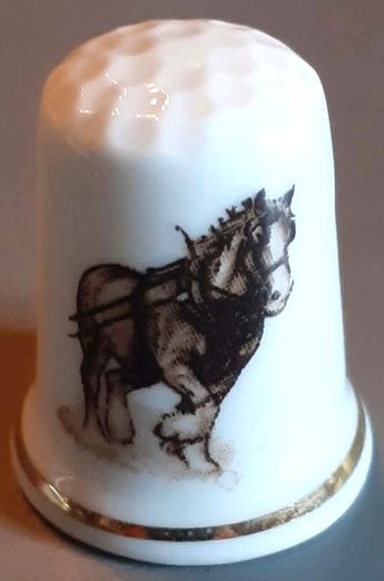 dés a coudre de collection cheval de trait (3), Collections, Dés à coudre, Enlèvement ou Envoi, Comme neuf, Porcelaine