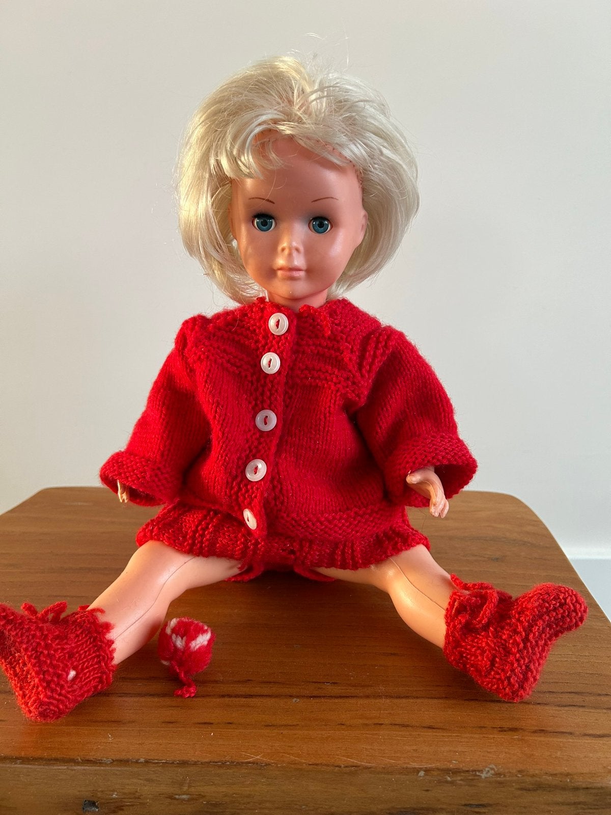 Mooie blonde vintage pop met gebreide kleding, Collections, Poupées, Enlèvement ou Envoi, Comme neuf, Poupée
