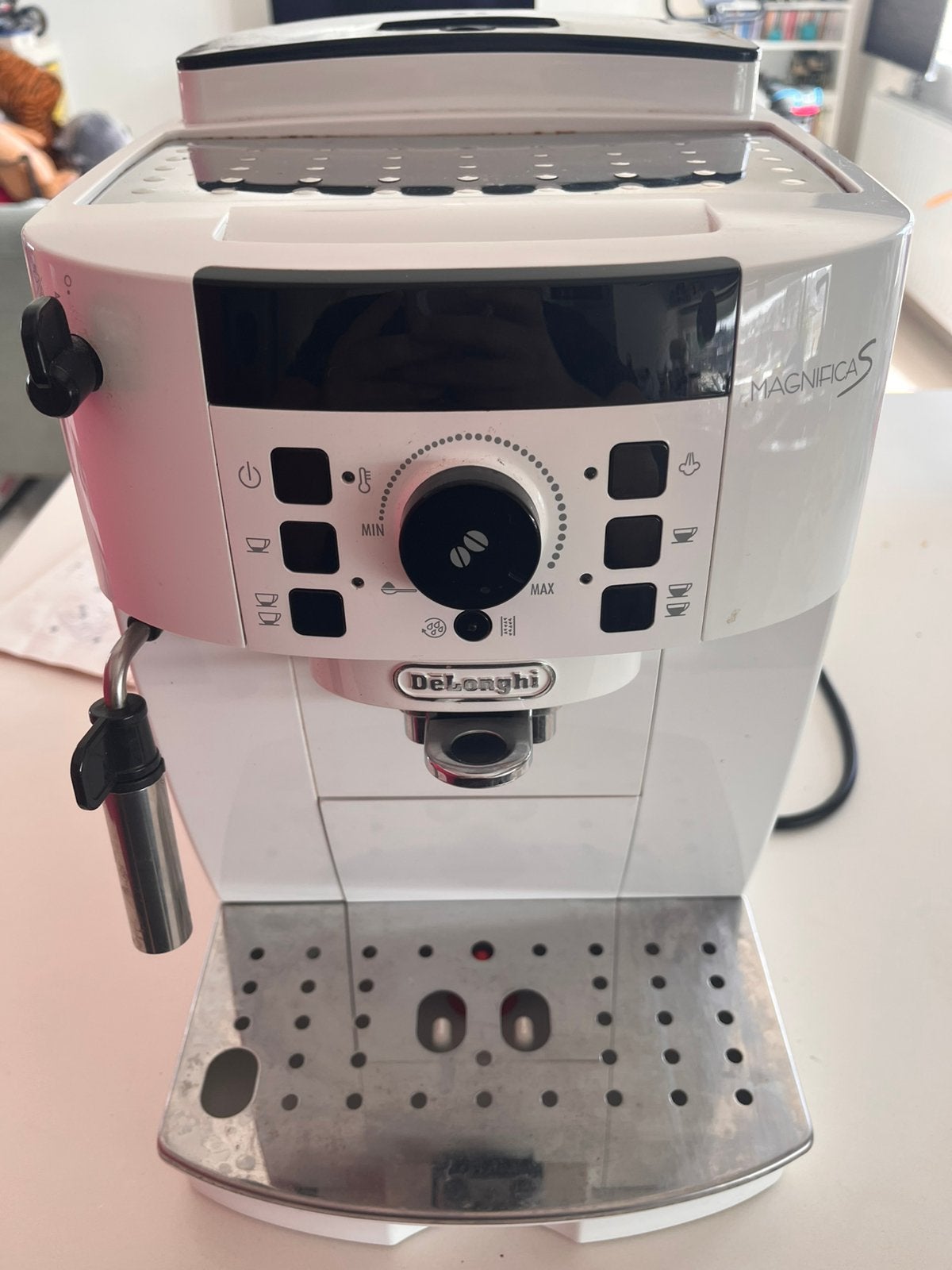 Delonghi Magnifica S blanche, Machine à espresso, Réservoir d'eau amovible, Café en grains, 2 à 4 tasses