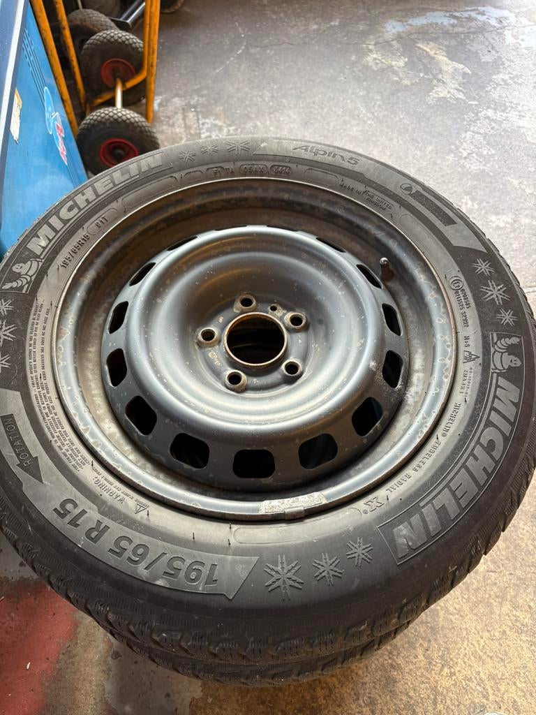Winterbanden michelin op velg peugeot citroën 195 65 R15, Auto-onderdelen, Banden en Velgen, Ophalen, Gebruikt, 15 inch, Winterbanden