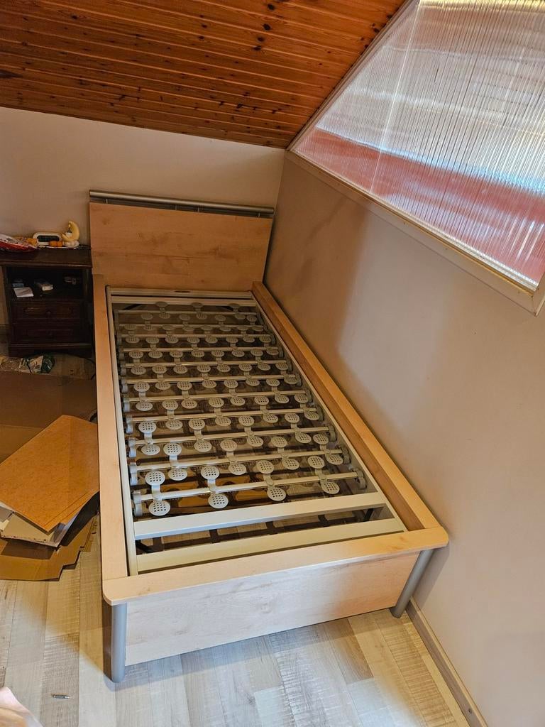 Eenpersoonsbed beige kleurig  met lattoflex schotelbodem, Huis en Inrichting, Slaapkamer | Bedden, Ophalen, Beige