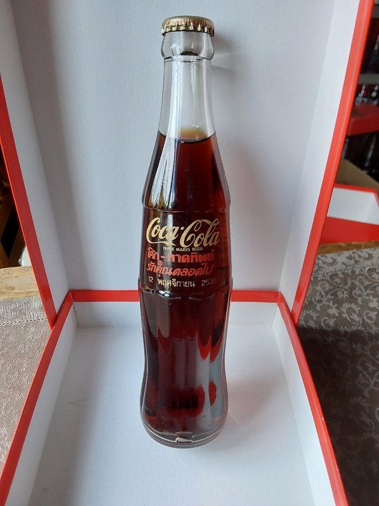 Coca Cola Fles New Plant Grand Opening 1997 Thailand, Ophalen of Verzenden, Zo goed als nieuw, Gebruiksvoorwerp