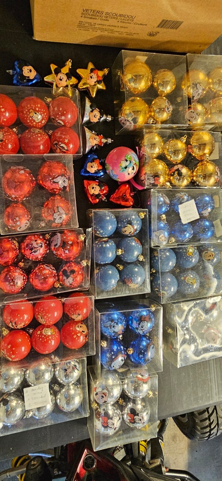 lot boule de Noël mickey, Enlèvement