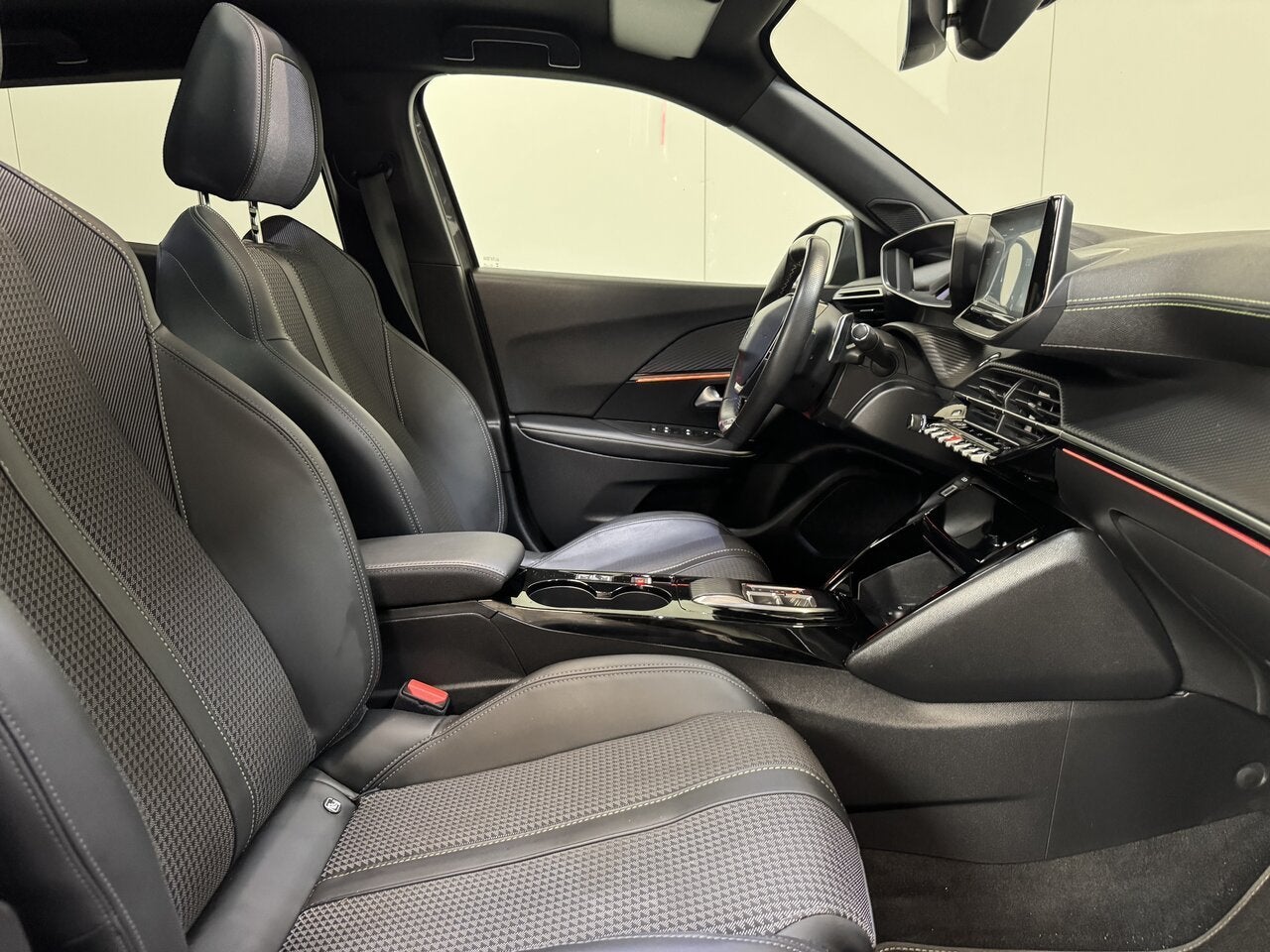 Peugeot 2008 1.2 Benzine Autom. - Pano - Topstaat! 1Ste Eig!, 4 deurs, Euro 6, 1199 cc, 0 kg