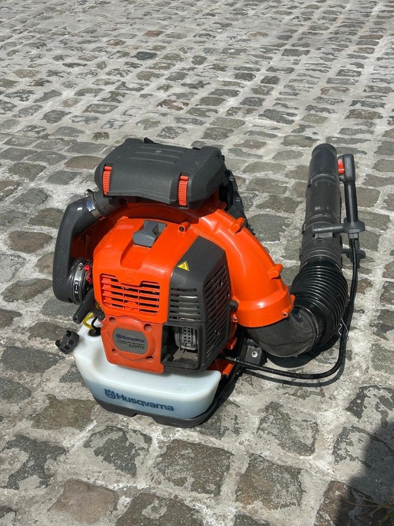 Krachtige Husqvarna bladblazer - als nieuw, Tuin en Terras, Bladblazers, Ophalen, Benzine, Ruggedragen, Zo goed als nieuw