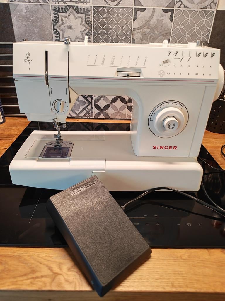 Machine à coudre SINGER - État impeccable + Accessoires, Hobby & Loisirs créatifs, Enlèvement ou Envoi, Machine à coudre, Singer