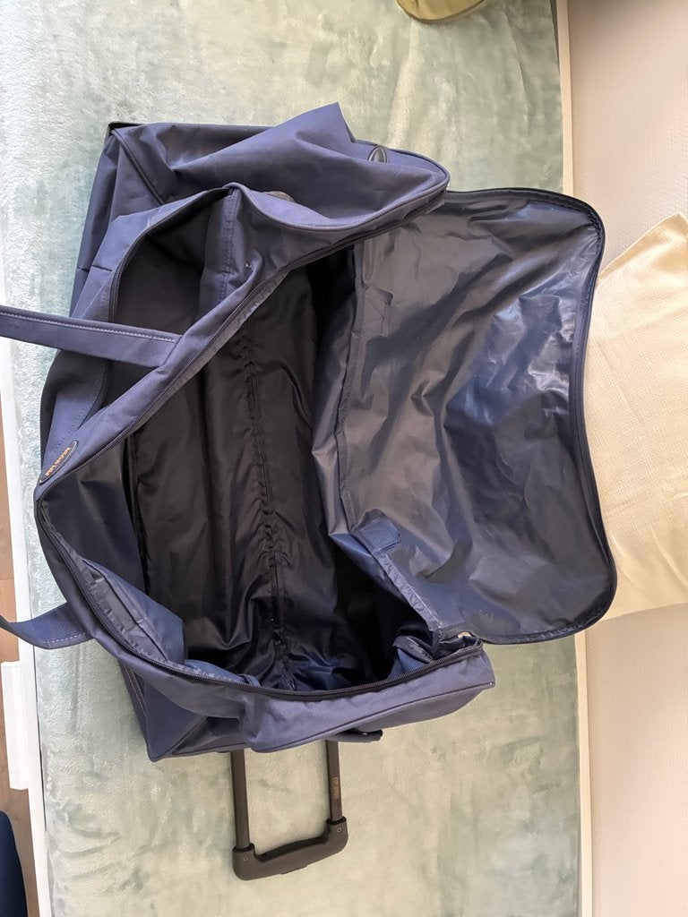 GRAND SAC DE VOYAGE, Enlèvement, Roulettes
