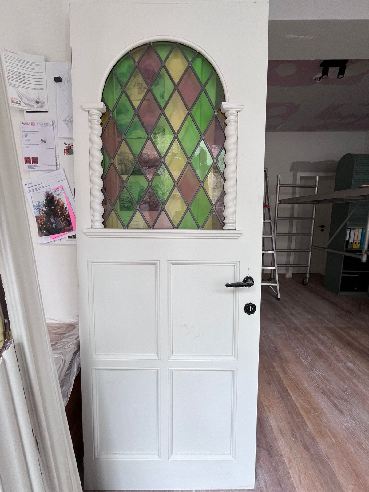 Oude deur met loodraam, Ophalen