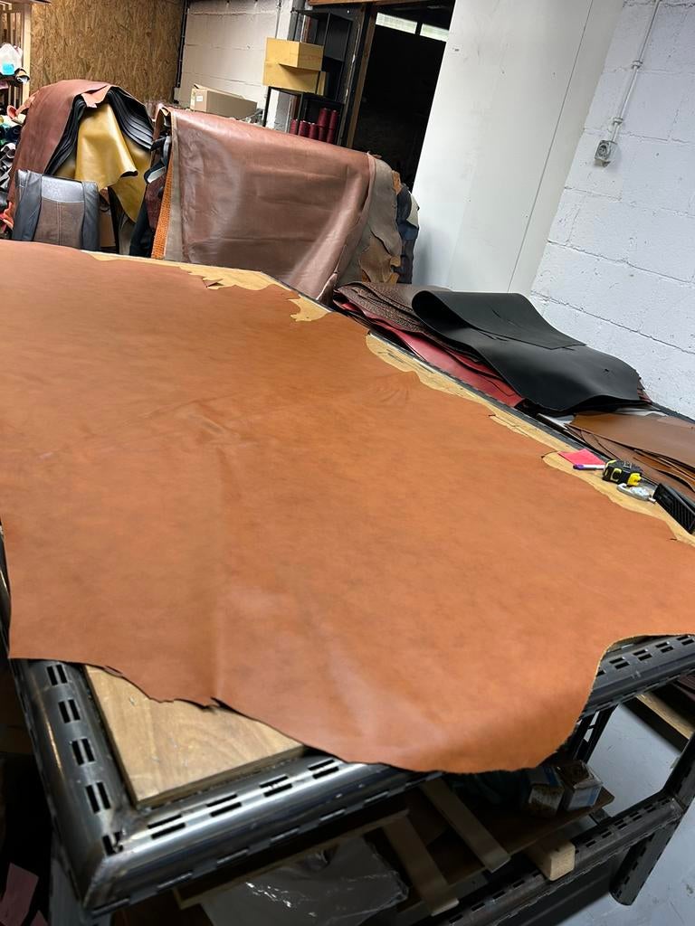 Cognac kleur halve huid 1.3 mm dikte iets stug en glad A-293, Ophalen of Verzenden