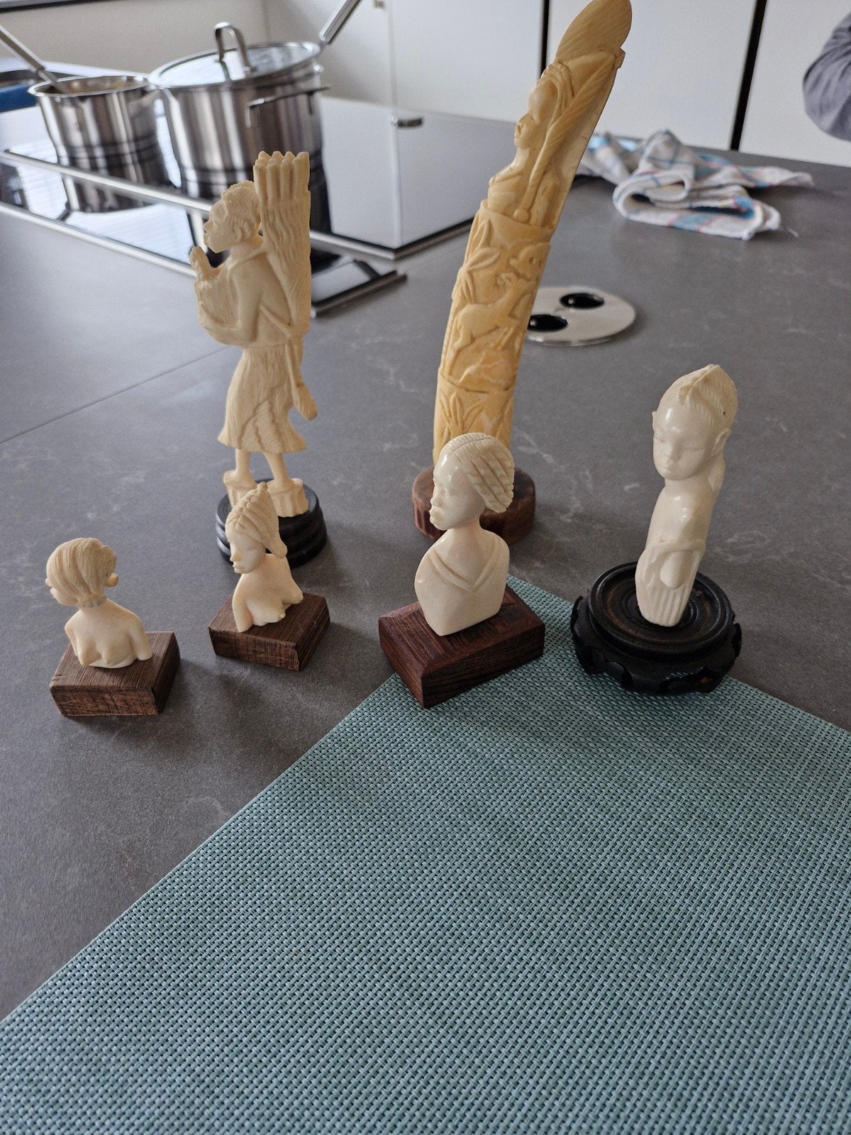 Figurines africaines, Enlèvement ou Envoi