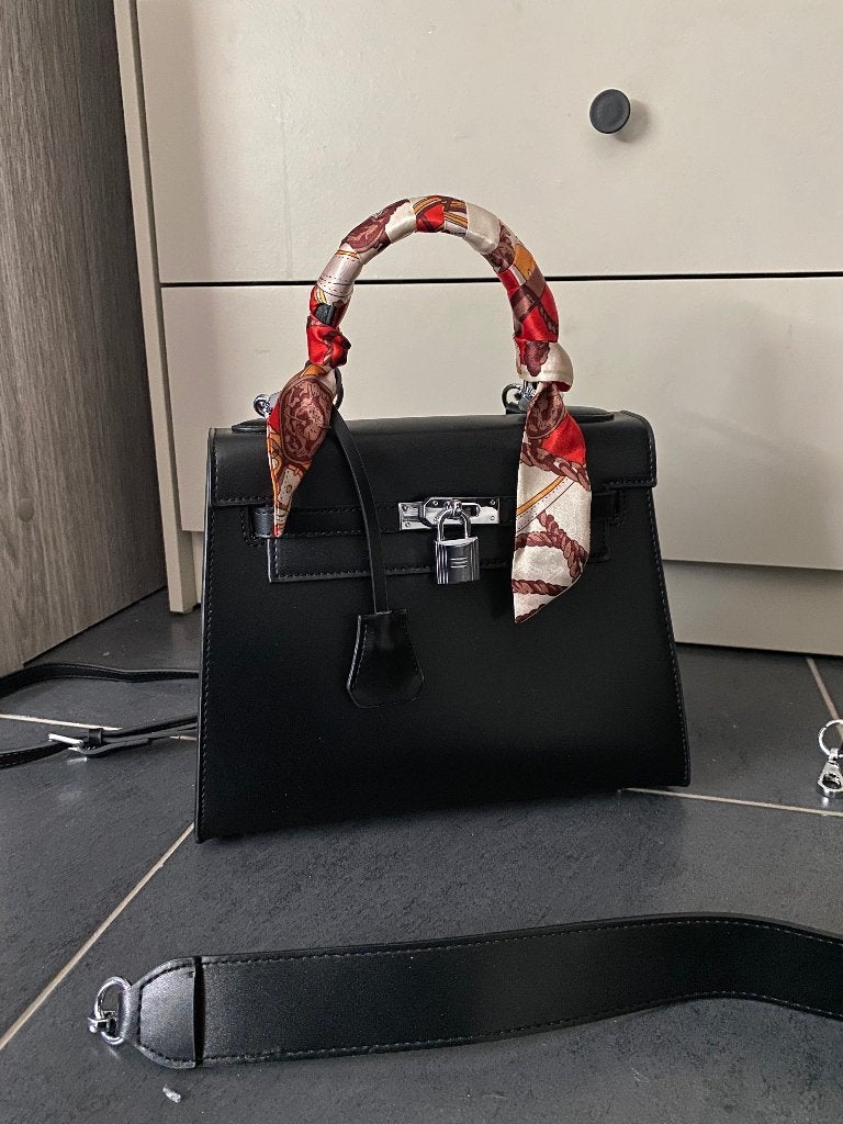 Handtas geïnspireerd op Kelly, Handtassen en Accessoires, Tassen | Damestassen, Verzenden, Zo goed als nieuw, Zwart, Handtas