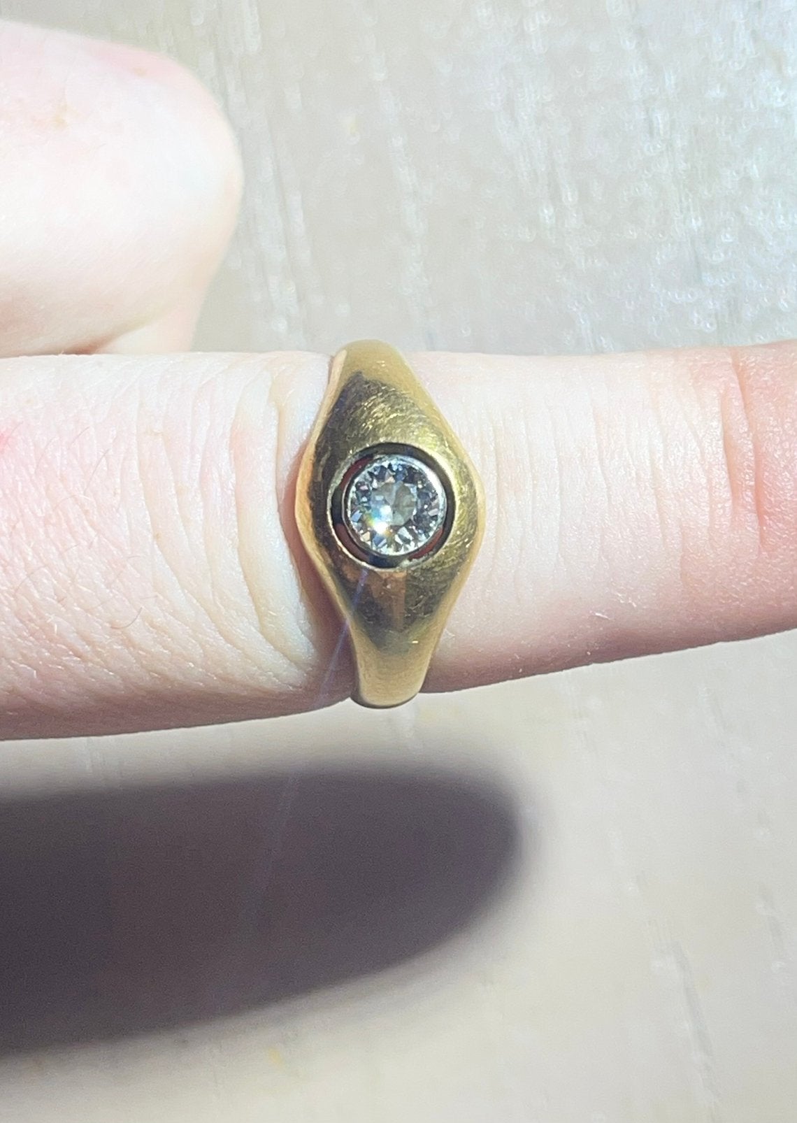 18 karaat gouden ring met een 4,7 mm oud geslepen diamant, Ophalen of Verzenden, Zo goed als nieuw, Dame of Heer, Met edelsteen