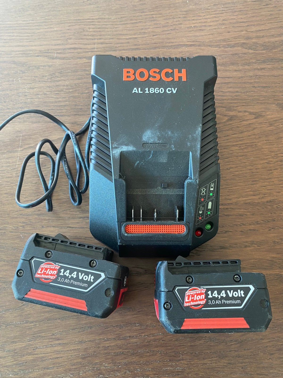 Bosch 14,4 V batterijen en lader, Ophalen, Zo goed als nieuw