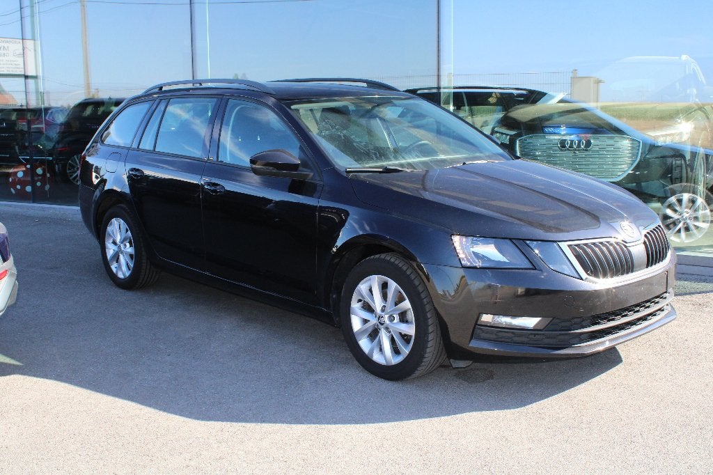 SKODA OCTAVIA SW-1.5TSI-AC-NAVI-TREKH, Autos, Achat, Entreprise, Boîte manuelle, Entretenue par le concessionnaire