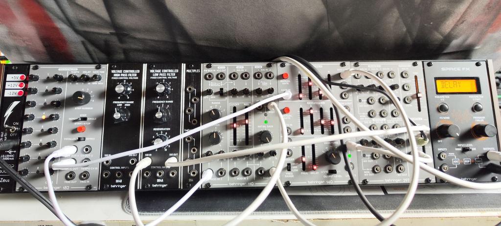 Eurorack Rack 104 équipé, Musique & Instruments, Modules de son, Enlèvement ou Envoi, Comme neuf, Autres marques