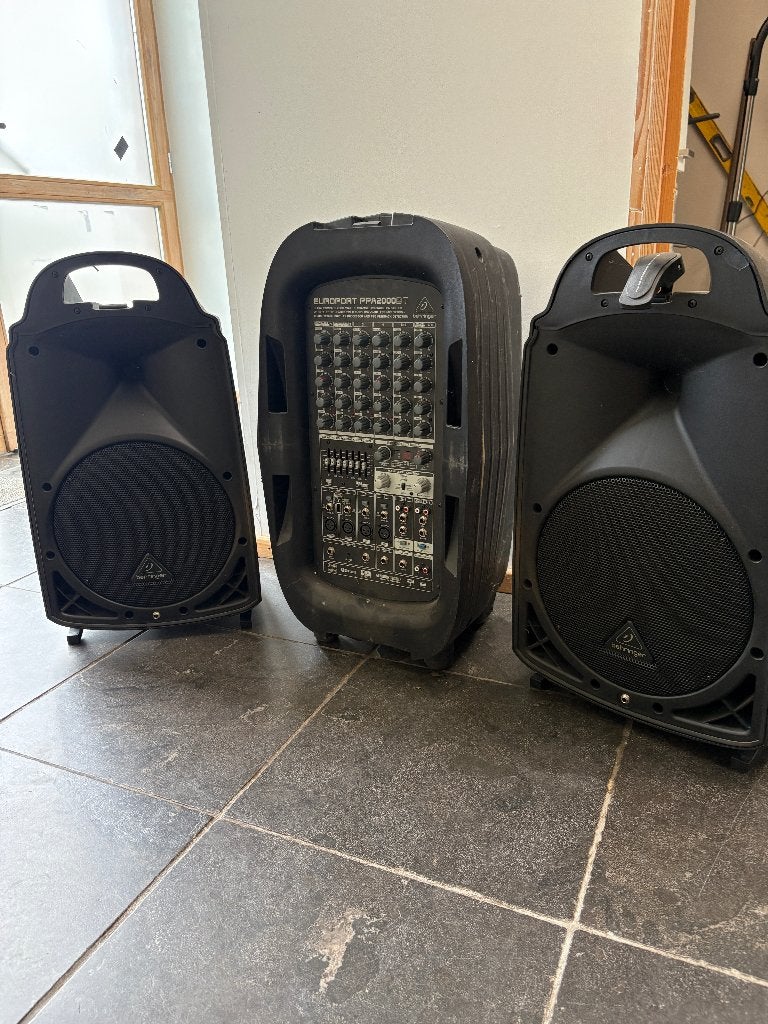 Behringer Europort PPA2000BT - complete draagbare PA-set, Enlèvement, Utilisé, Moins de 5 canaux, Entrée micro