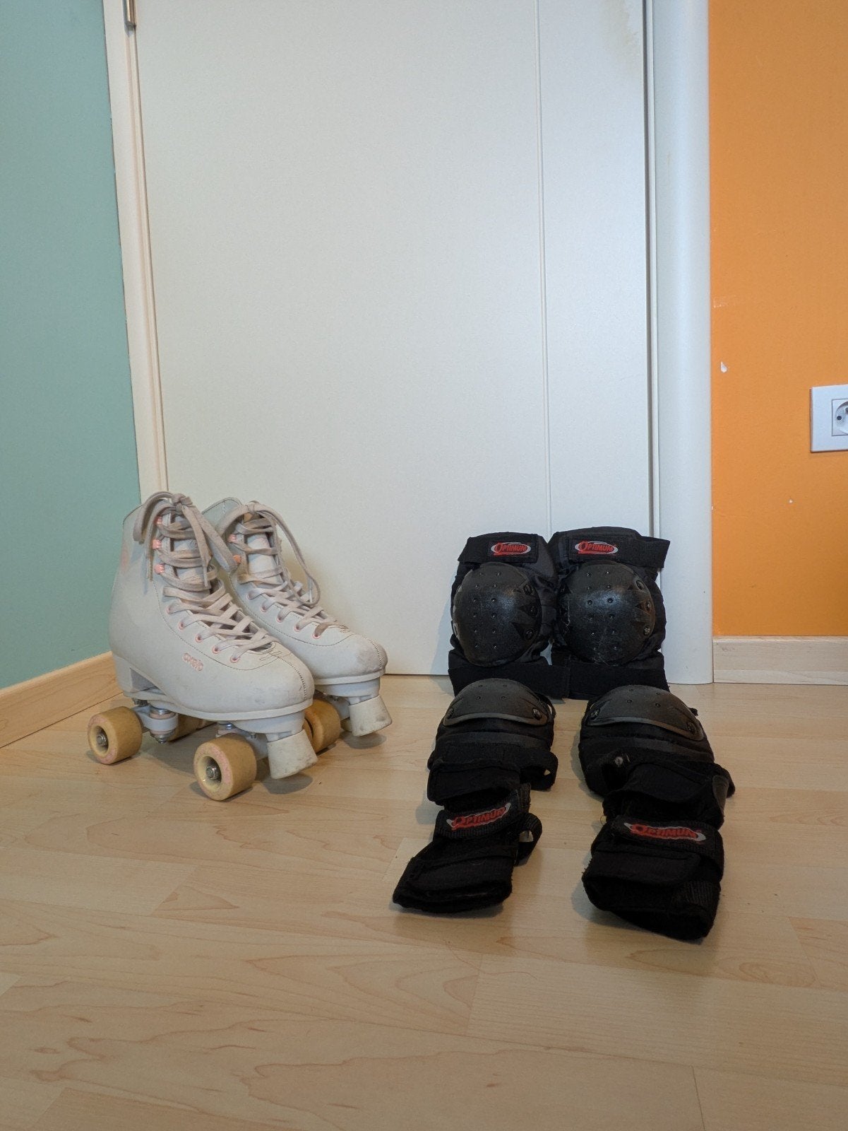 Rolschaatsen & rolschaatsbescherming maat 40, Kinderen en Baby's, Speelgoed | Buiten | Rolschaatsen, Ophalen of Verzenden, Gebruikt