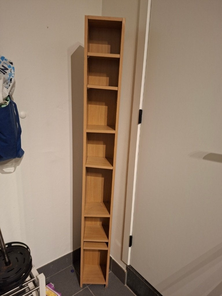 Smalle houten kast met legplanken, Ophalen