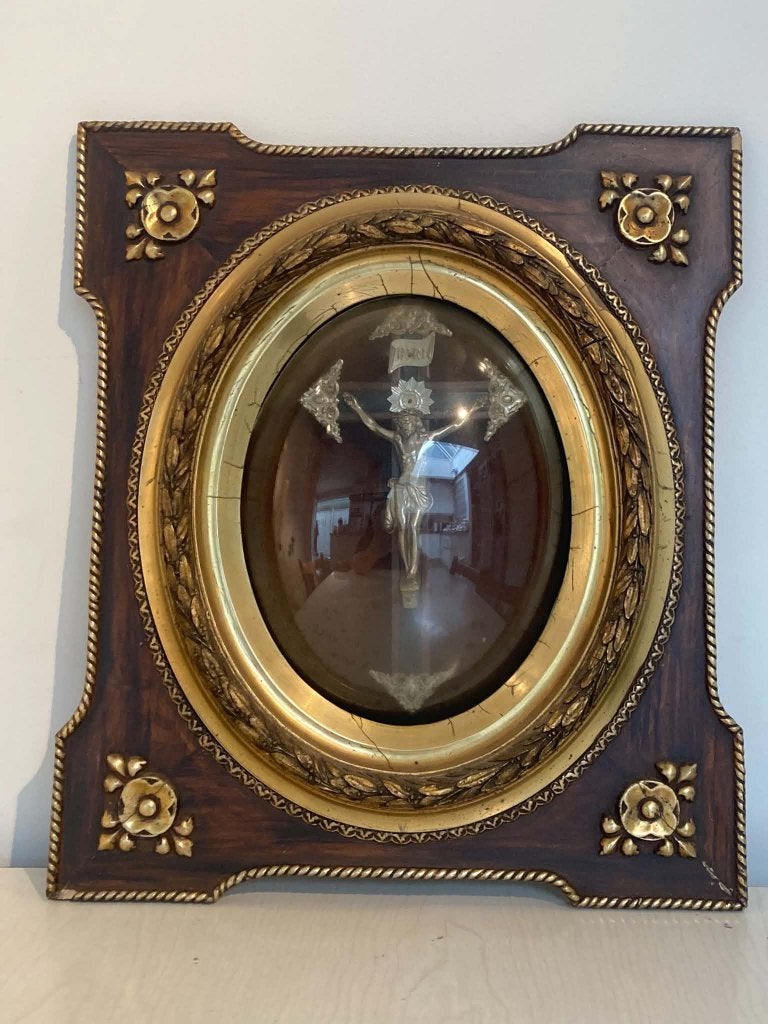 Antieke kader met kruis achter bol glas (48 op 41,5 cm), Ophalen