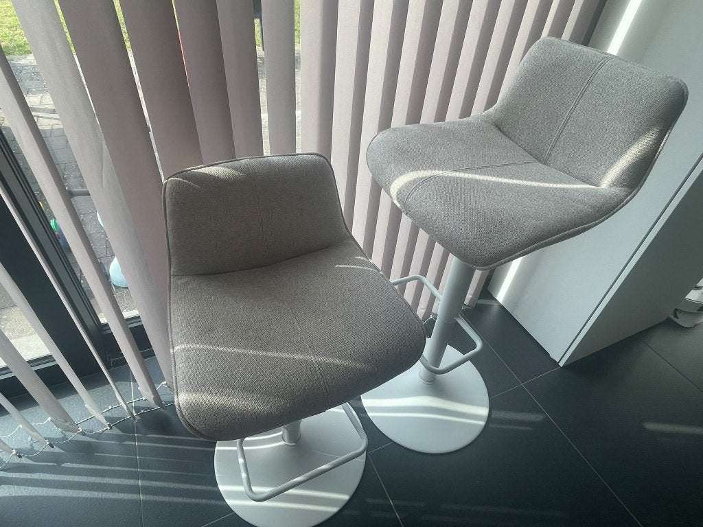 2 stijlvolle barkrukken – beige/taupe stof & wit onderstel, Ophalen, Zo goed als nieuw
