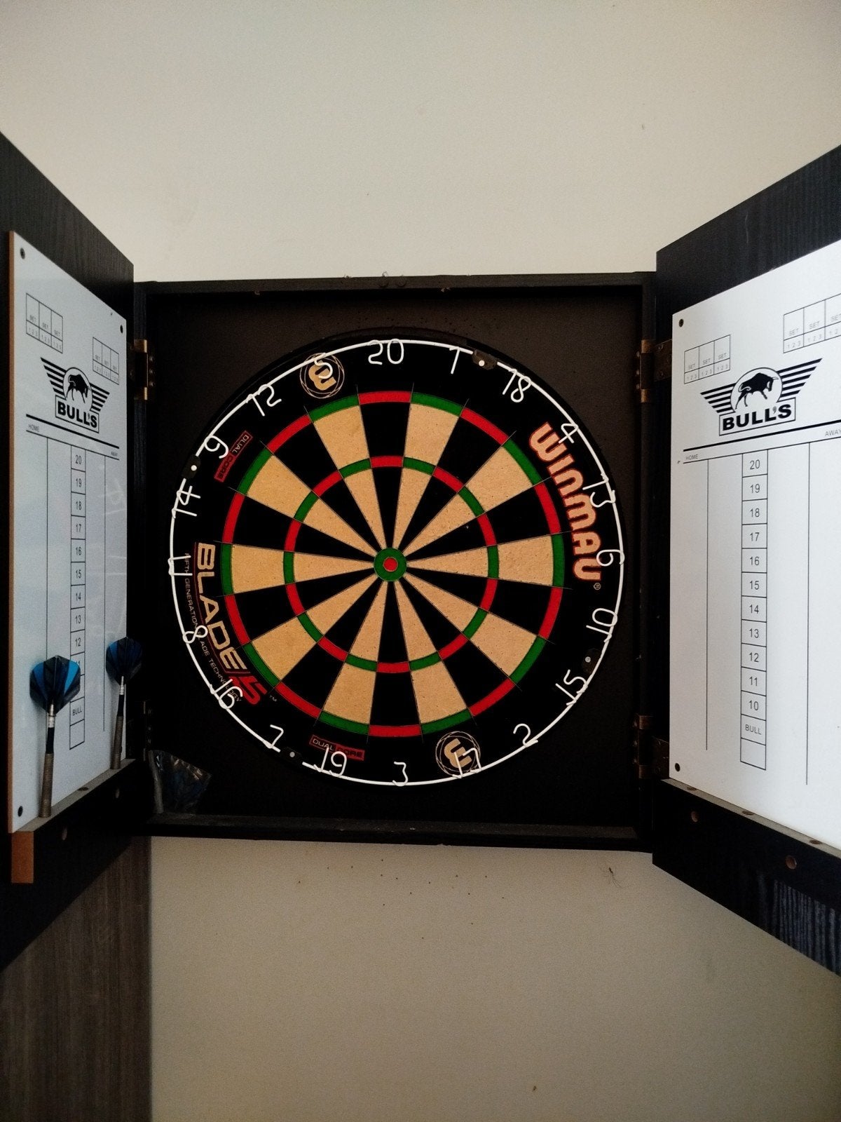 Darts bord met houten kast, amper gebruikt, Enlèvement