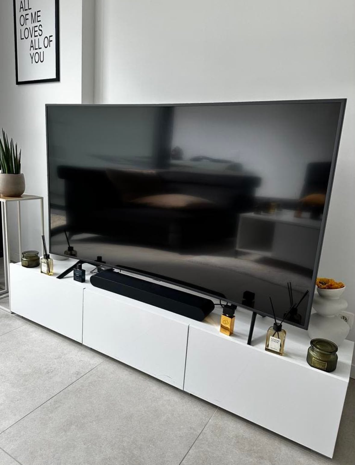 4K Gobogen Samsung Tv + Samsung Speaker + TV stand, Ophalen, Zo goed als nieuw