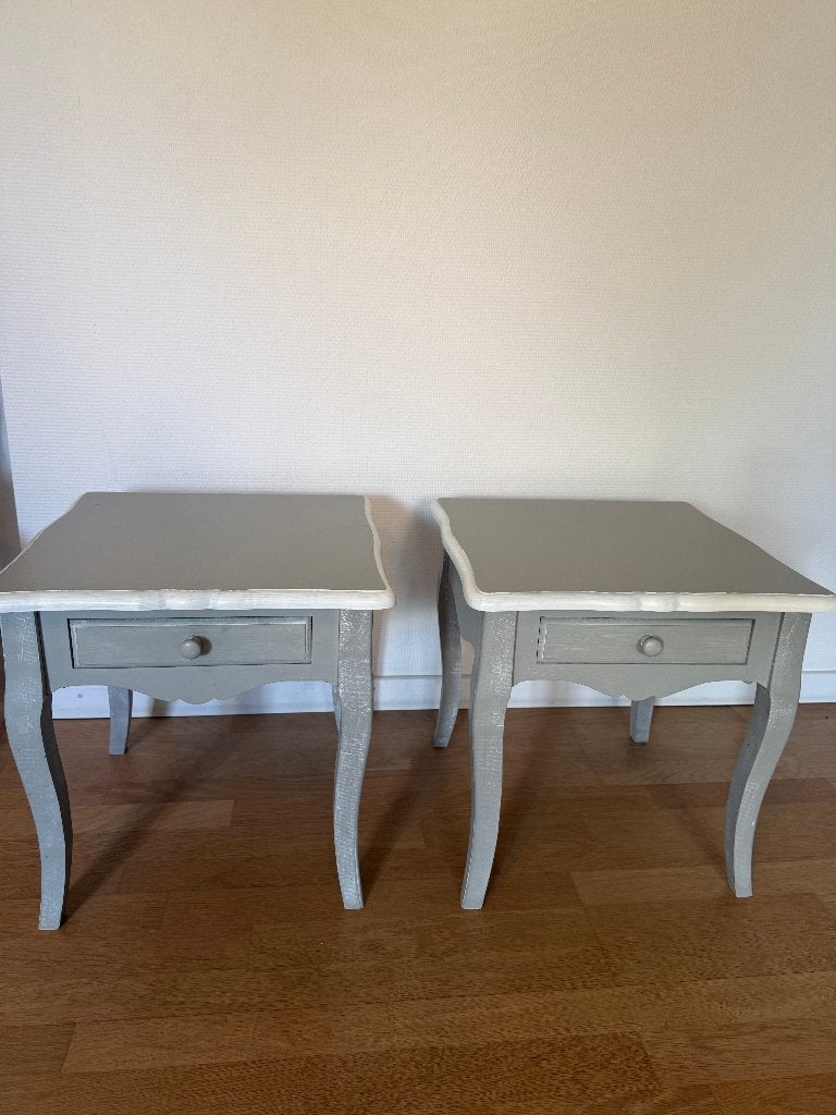 Twee houten nachtkastjes (grijs-wit), Ophalen, 55 tot 70 cm, Zo goed als nieuw, 45 tot 65 cm