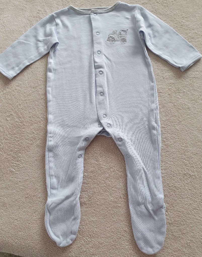 Pyjama grenouillère bleu ciel avec locomotive - Taille 6mois, Enfants & Bébés, Enlèvement, Comme neuf, Garçon, Vêtements de nuit ou Sous-vêtements