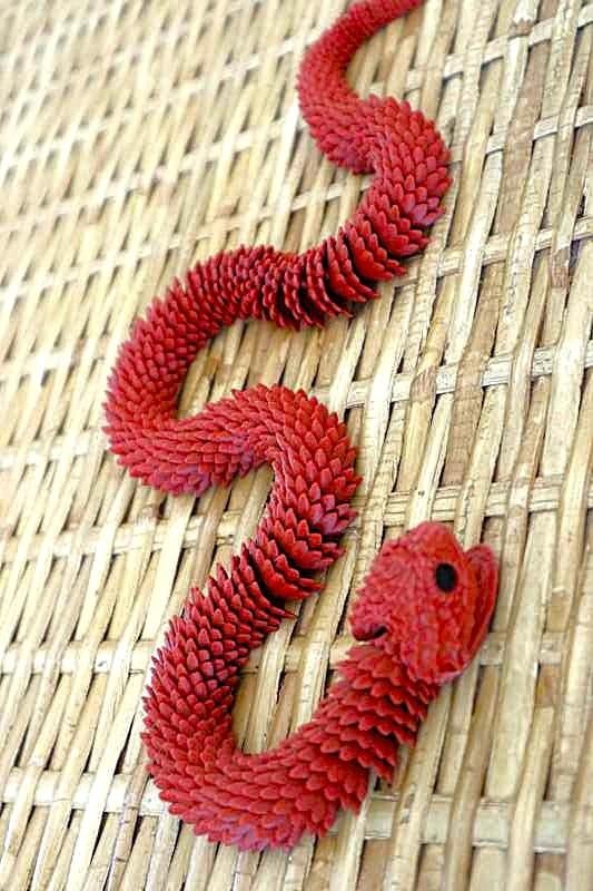 zeldzaam stevig handgemaakt vuurrode slang decoratie, Overige onderwerpen, Minder dan 20 cm, Rood, Ophalen of Verzenden