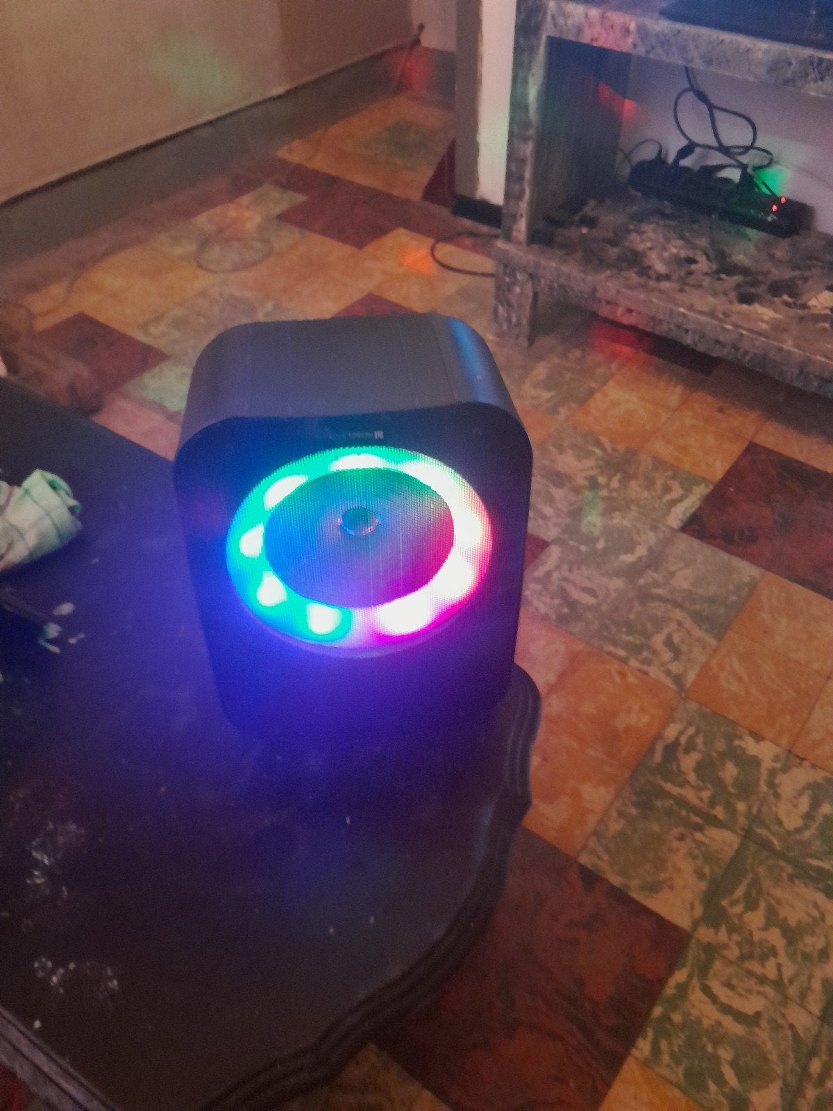 een wifi box met veel lichtjes en radio, Muziek en Instrumenten, Ophalen